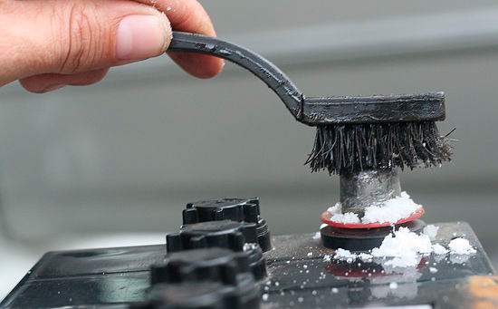 10 consejos para que el invierno no acabe con la batería de tu moto 2 Motor16 Limpiando los bornes de la bateria