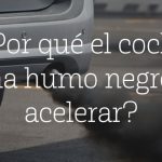 Por qué el coche echa humo negro al acelerar
