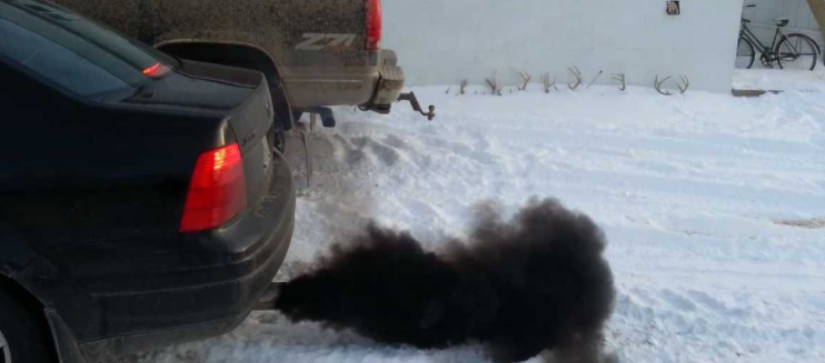 mi coche echa humo negro